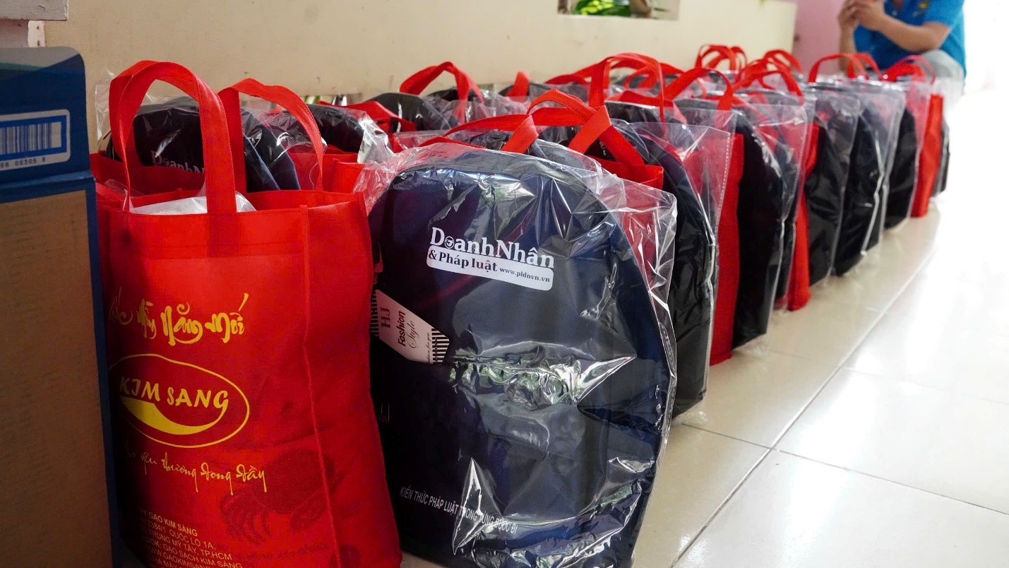 Những món quà xuân ấm áp đến với học sinh nghèo vượt khó tại Cần Đước