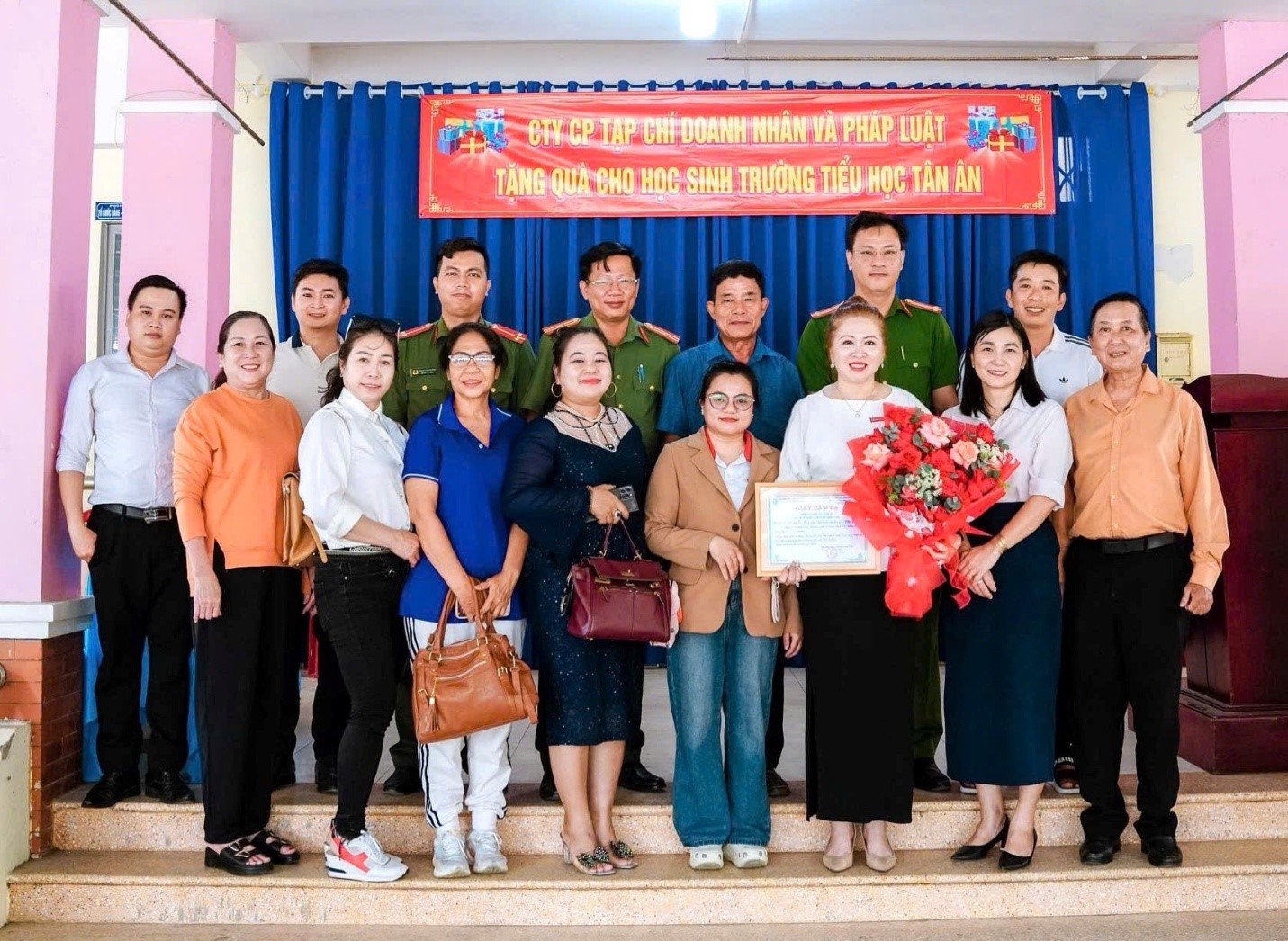 Những món quà xuân ấm áp đến với học sinh nghèo vượt khó tại Cần Đước