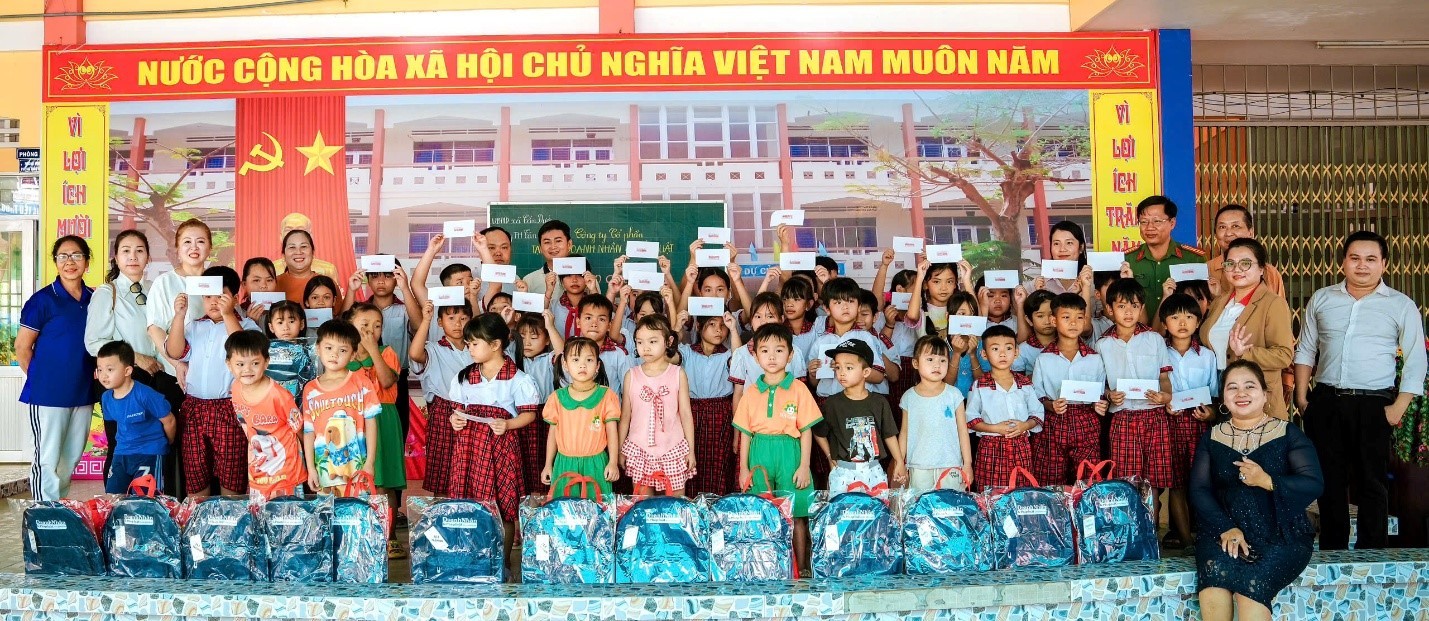Những món quà xuân ấm áp đến với học sinh nghèo vượt khó tại Cần Đước