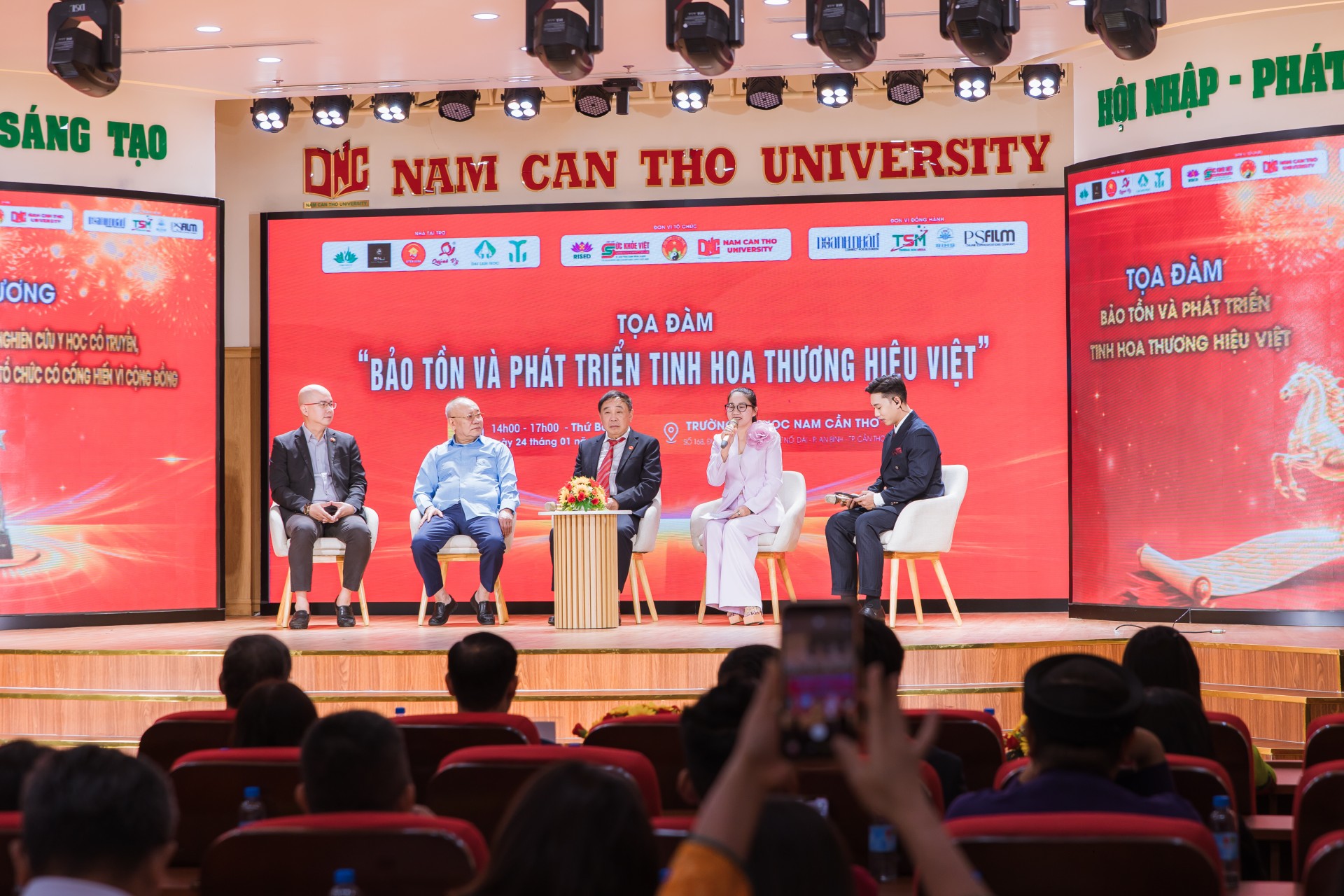 Gala Chào xuân 2026 - “Tinh hoa Thương hiệu Việt” lần thứ II: Diễn đàn kết nối tri thức và tôn vinh thương hiệu Việt Gala Chào xuân 2026 - “Tinh hoa Thương hiệu Việt” lần thứ II: Diễn đàn kết nối tri thức và tôn vinh thương hiệu Việt