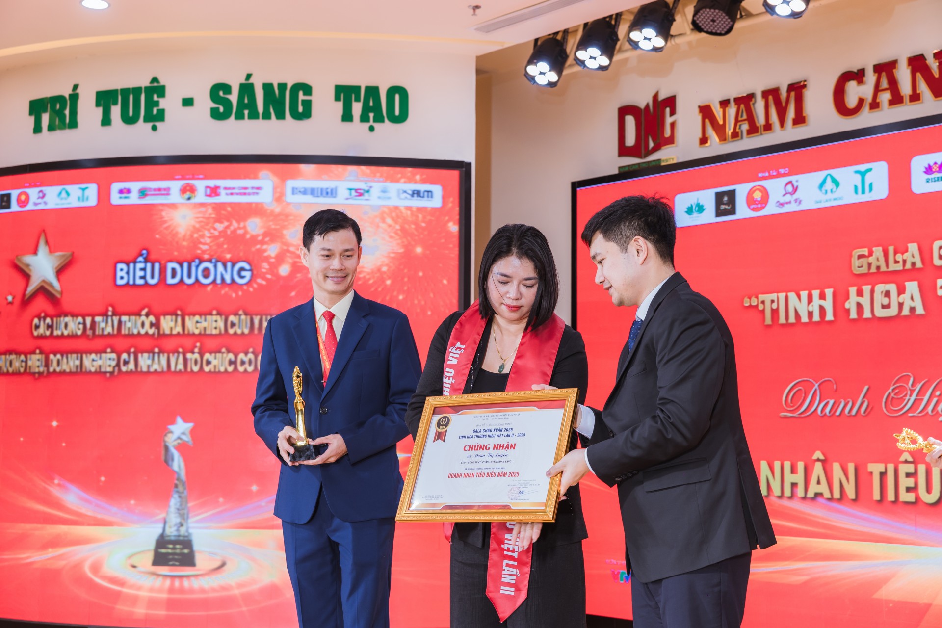 Gala Chào xuân 2026 - “Tinh hoa Thương hiệu Việt” lần thứ II: Diễn đàn kết nối tri thức và tôn vinh thương hiệu Việt Gala Chào xuân 2026 - “Tinh hoa Thương hiệu Việt” lần thứ II: Diễn đàn kết nối tri thức và tôn vinh thương hiệu Việt