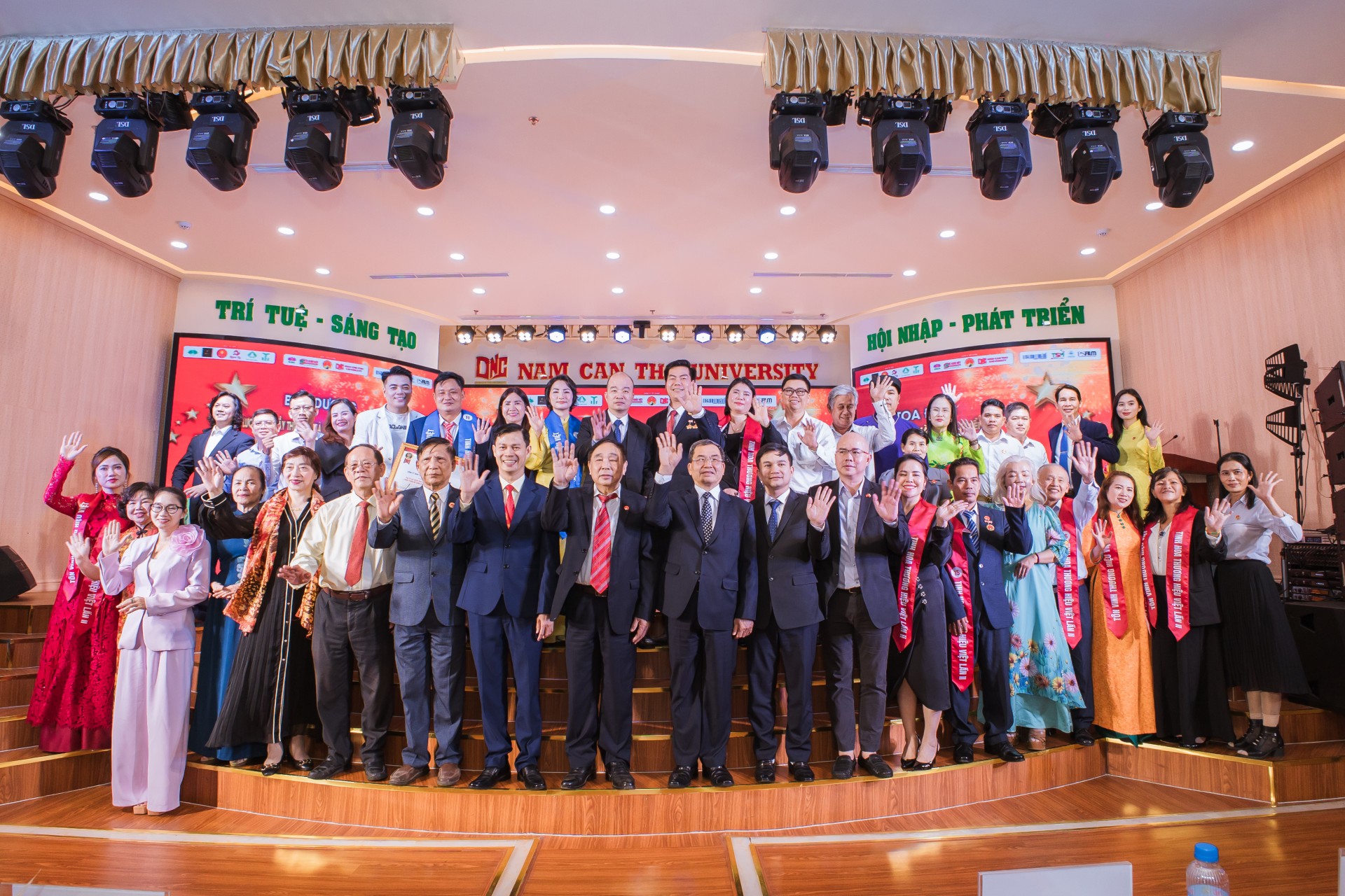 Gala Chào xuân 2026 - “Tinh hoa Thương hiệu Việt” lần thứ II: Diễn đàn kết nối tri thức và tôn vinh thương hiệu Việt Gala Chào xuân 2026 - “Tinh hoa Thương hiệu Việt” lần thứ II: Diễn đàn kết nối tri thức và tôn vinh thương hiệu Việt