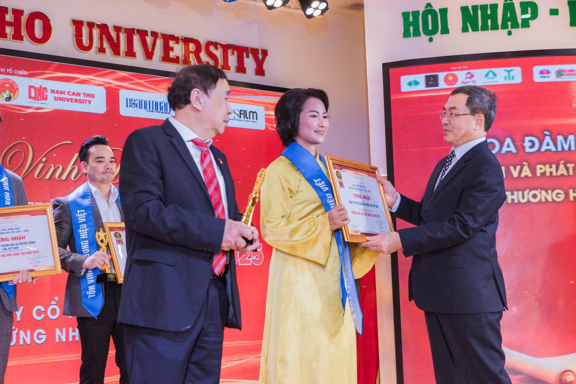 Gala Chào xuân 2026 - “Tinh hoa Thương hiệu Việt” lần thứ II: Diễn đàn kết nối tri thức và tôn vinh thương hiệu Việt Gala Chào xuân 2026 “Tinh hoa Thương hiệu Việt” lần thứ II: Diễn đàn kết nối tri thức và tôn vinh thương hiệu Việt