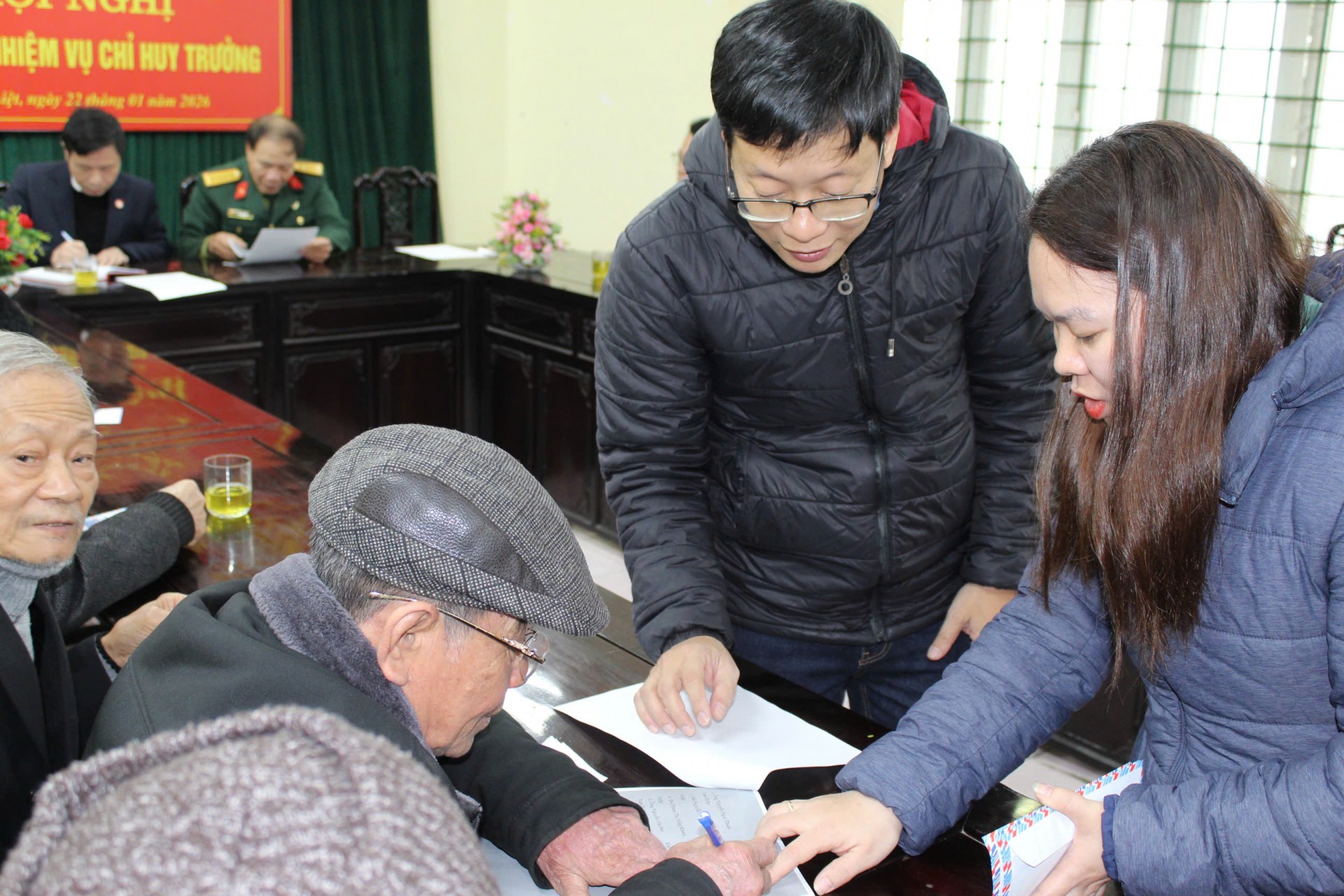 Xuân nghĩa tình, ấm áp Tết sẻ chia: Khi “ý Đảng - lòng dân” hòa quyện trong từng món quà Tết