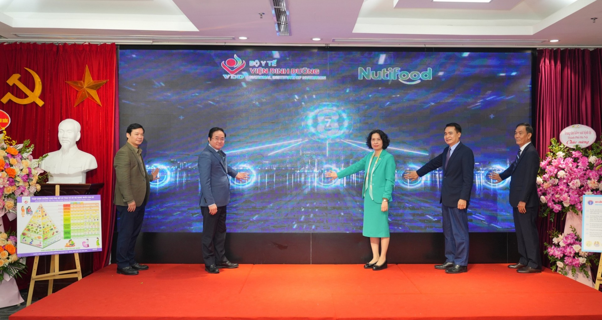 Lãnh đạo Bộ Y tế và các đại biểu thực hiện nghi thức bấm nút khai trương Cổng thông tin Dinh dưỡng.