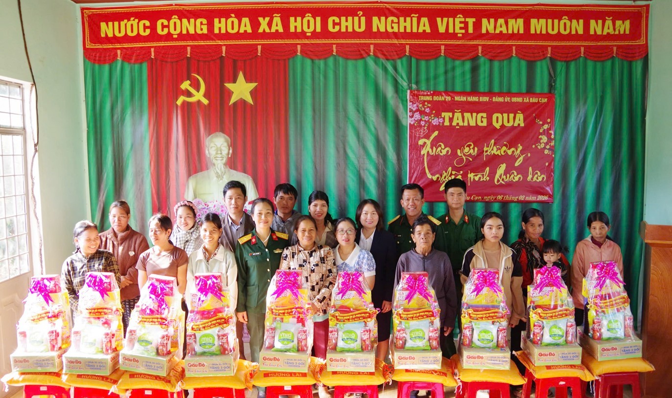 Trung đoàn Thông tin 29 phối hợp với Ngân hàng BIDV Gia Lai tặng quà Tết cho các gia đình khó khăn tại làng Mui, xã Bàu Cạn, tỉnh Gia Lai