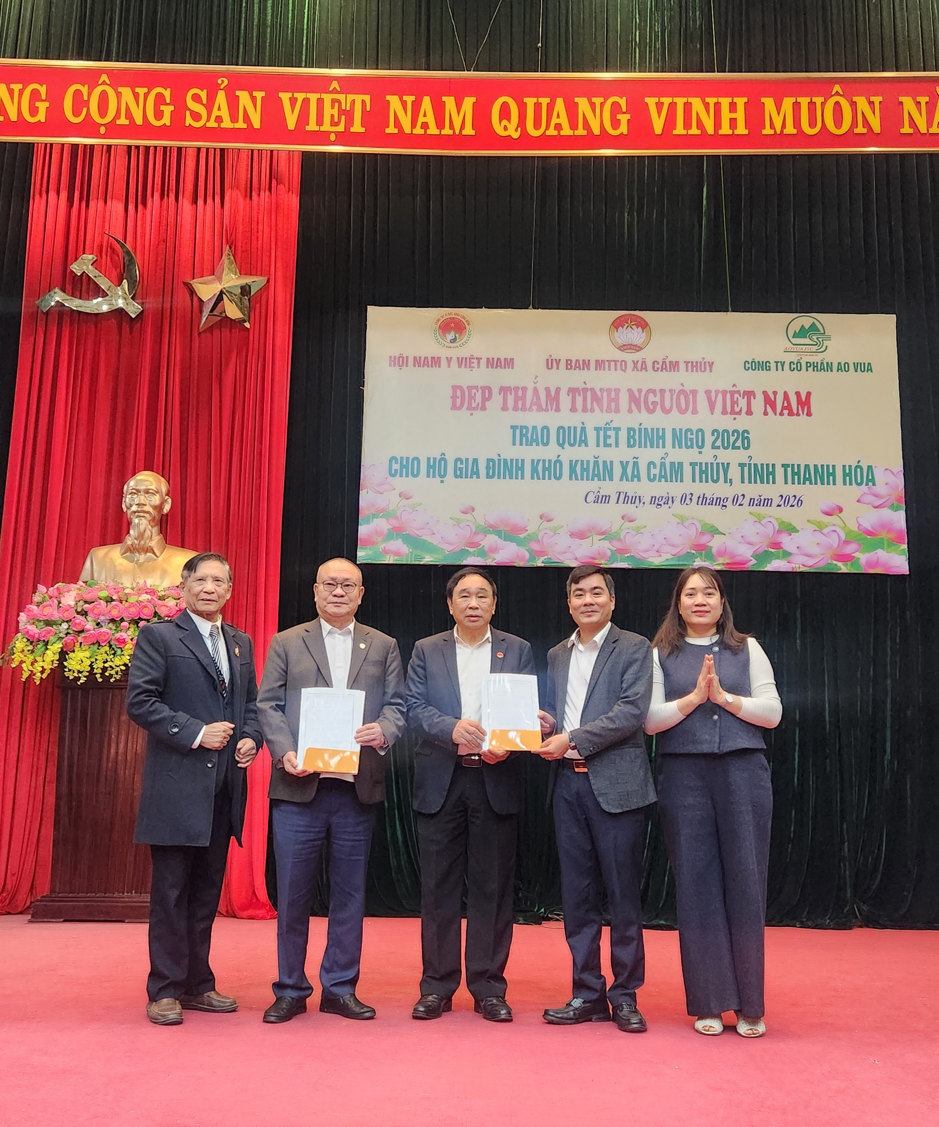 Hội Nam Y Việt Nam và Công ty CP Tập đoàn Ao Vua trao tặng 300 suất quà tết tại Cẩm Thủy  Thanh Hóa