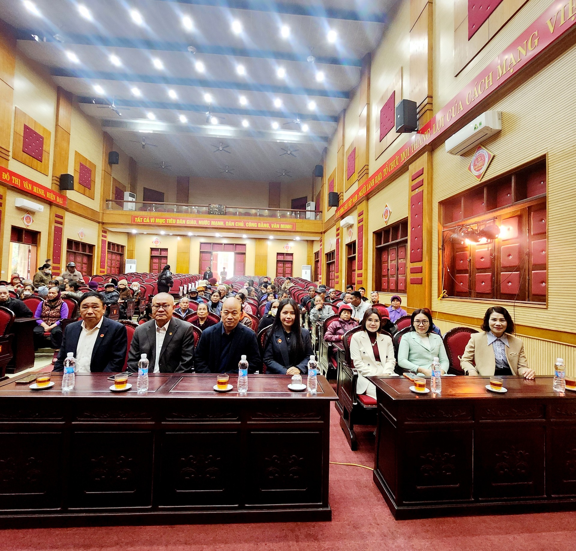 Hội Nam Y Việt Nam và Công ty CP Tập đoàn Ao Vua trao tặng 300 suất quà tết tại Cẩm Thủy  Thanh Hóa