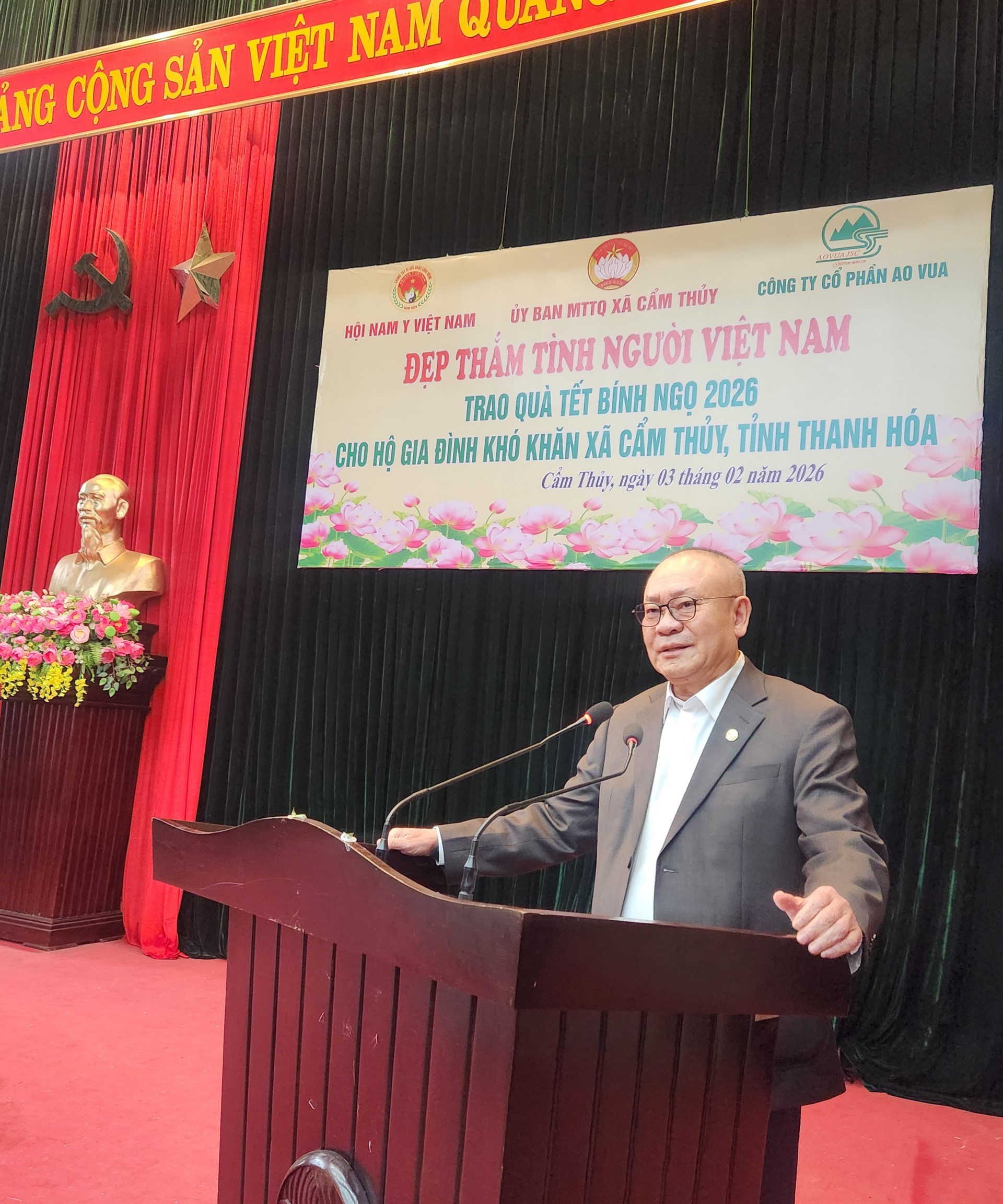 Hội Nam Y Việt Nam và Công ty CP Tập đoàn Ao Vua trao tặng 300 suất quà tết tại Cẩm Thủy  Thanh Hóa