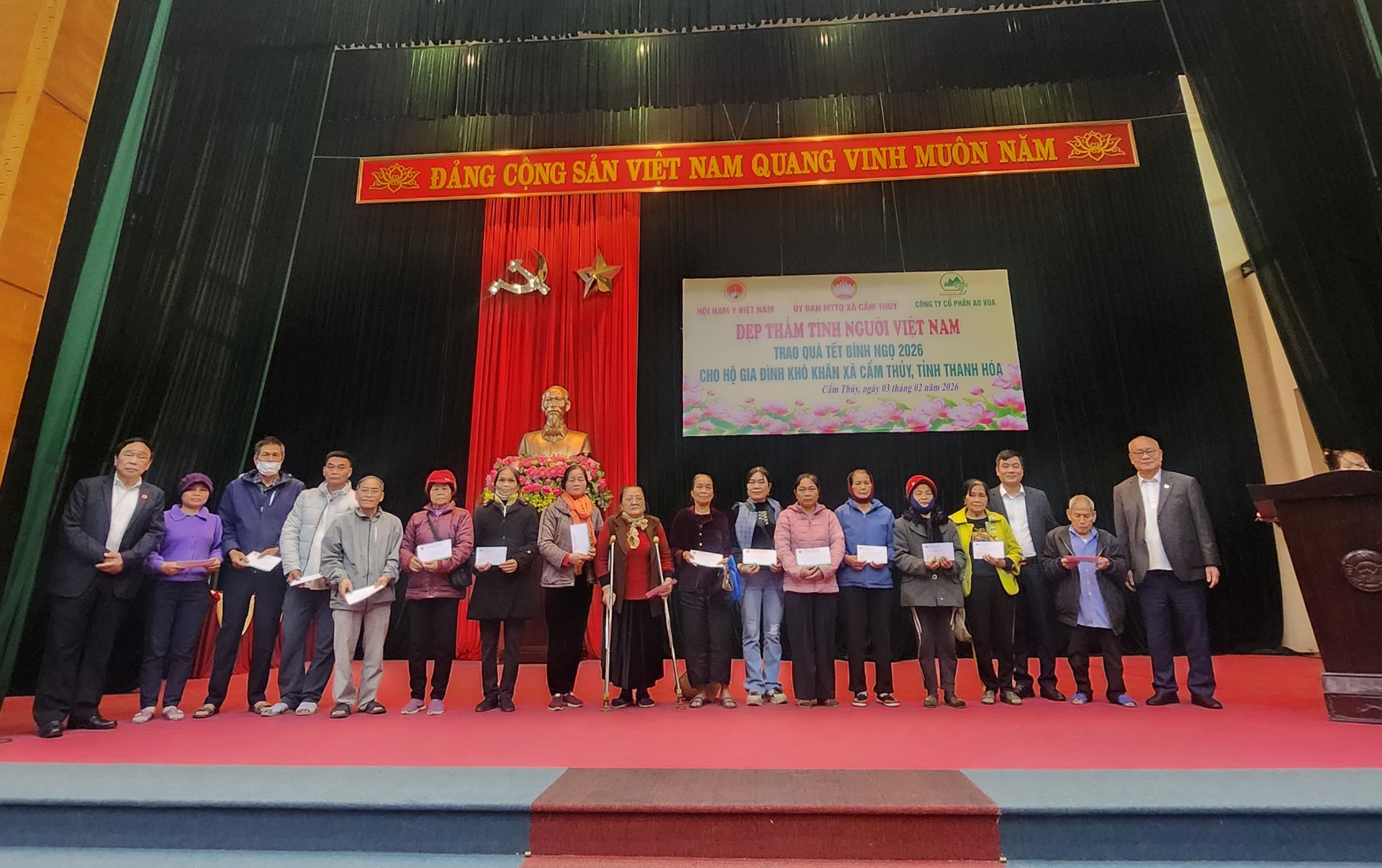 Hội Nam Y Việt Nam và Công ty CP Tập đoàn Ao Vua trao tặng 300 suất quà tết tại Cẩm Thủy  Thanh Hóa