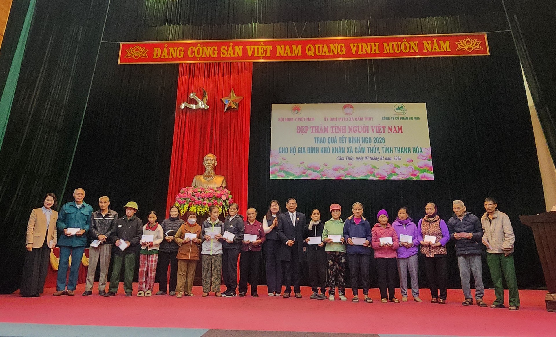 Hội Nam Y Việt Nam và Công ty CP Tập đoàn Ao Vua trao tặng 300 suất quà tết tại Cẩm Thủy  Thanh Hóa