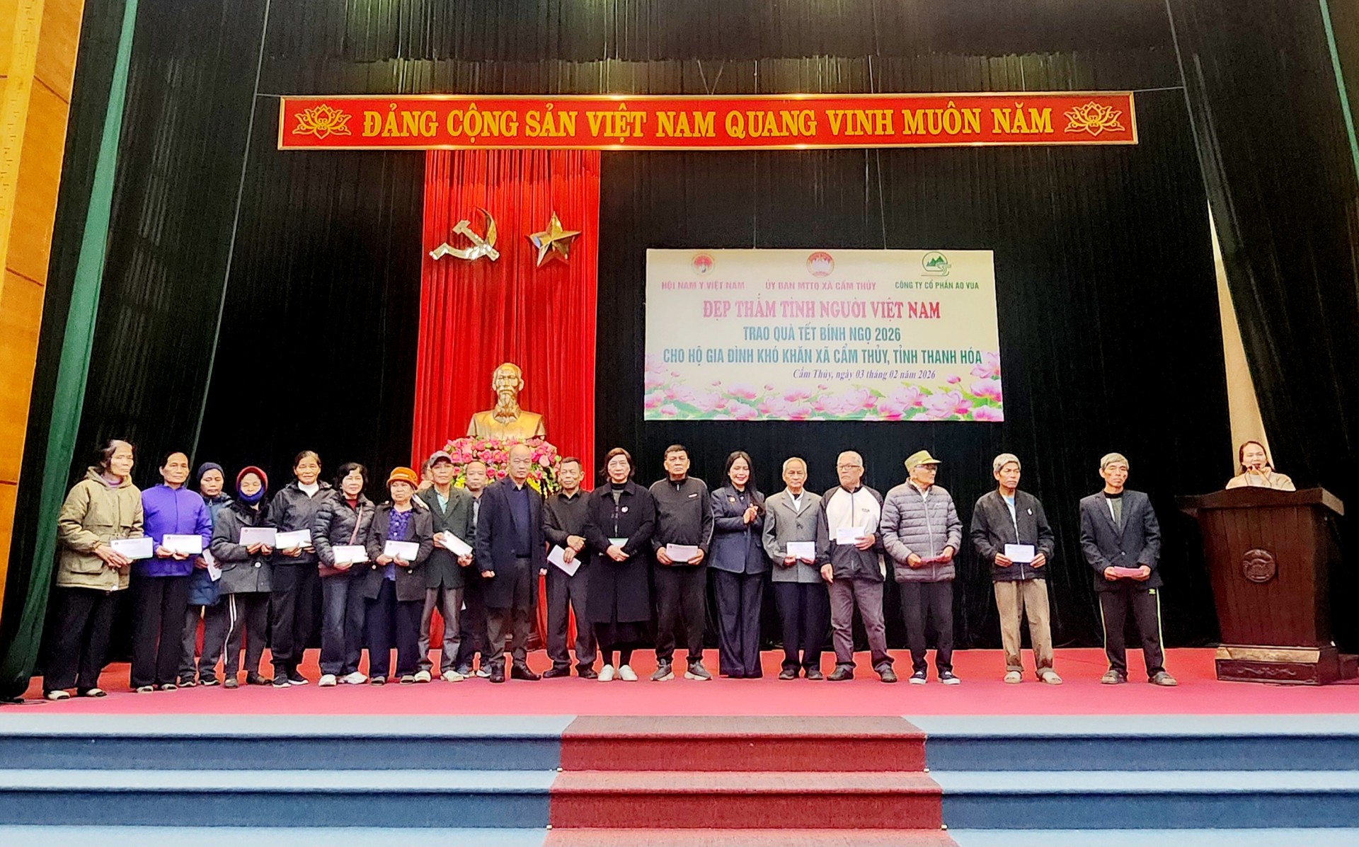 Hội Nam Y Việt Nam và Công ty CP Tập đoàn Ao Vua trao tặng 300 suất quà tết tại Cẩm Thủy  Thanh Hóa