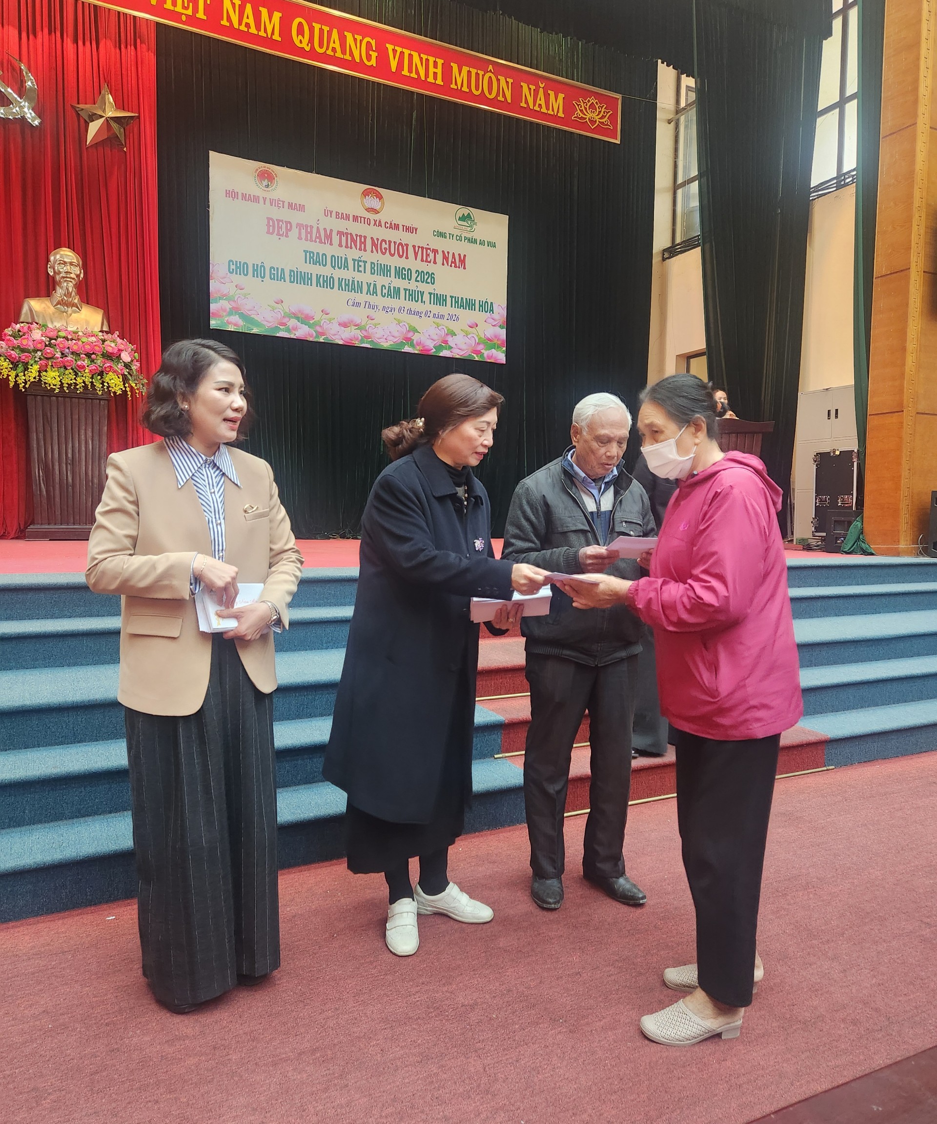 Hội Nam Y Việt Nam và Công ty CP Tập đoàn Ao Vua trao tặng 300 suất quà tết tại Cẩm Thủy  Thanh Hóa