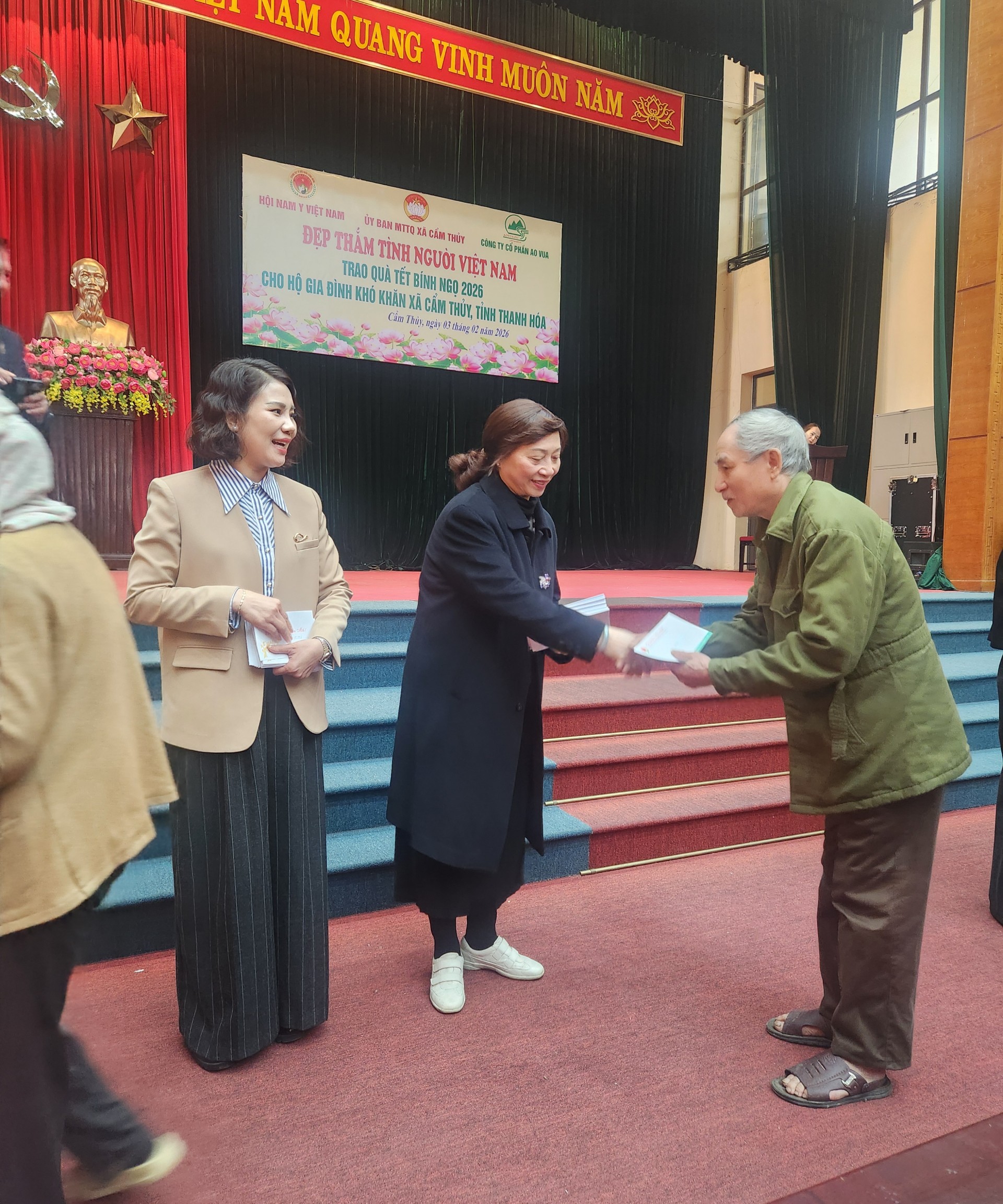 Hội Nam Y Việt Nam và Công ty CP Tập đoàn Ao Vua trao tặng 300 suất quà tết tại Cẩm Thủy  Thanh Hóa