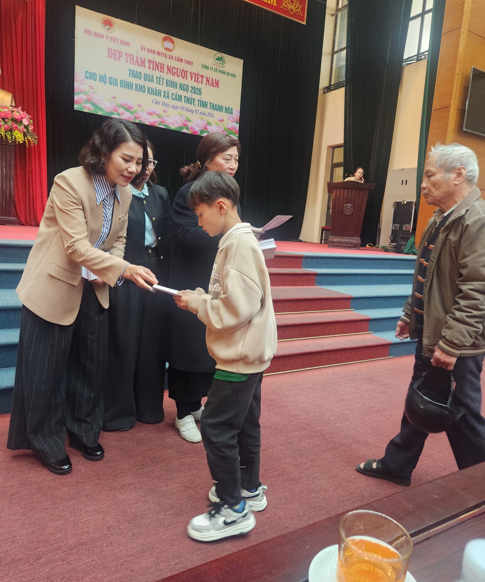 Hội Nam Y Việt Nam và Công ty CP Tập đoàn Ao Vua trao tặng 300 suất quà tết tại Cẩm Thủy  Thanh Hóa