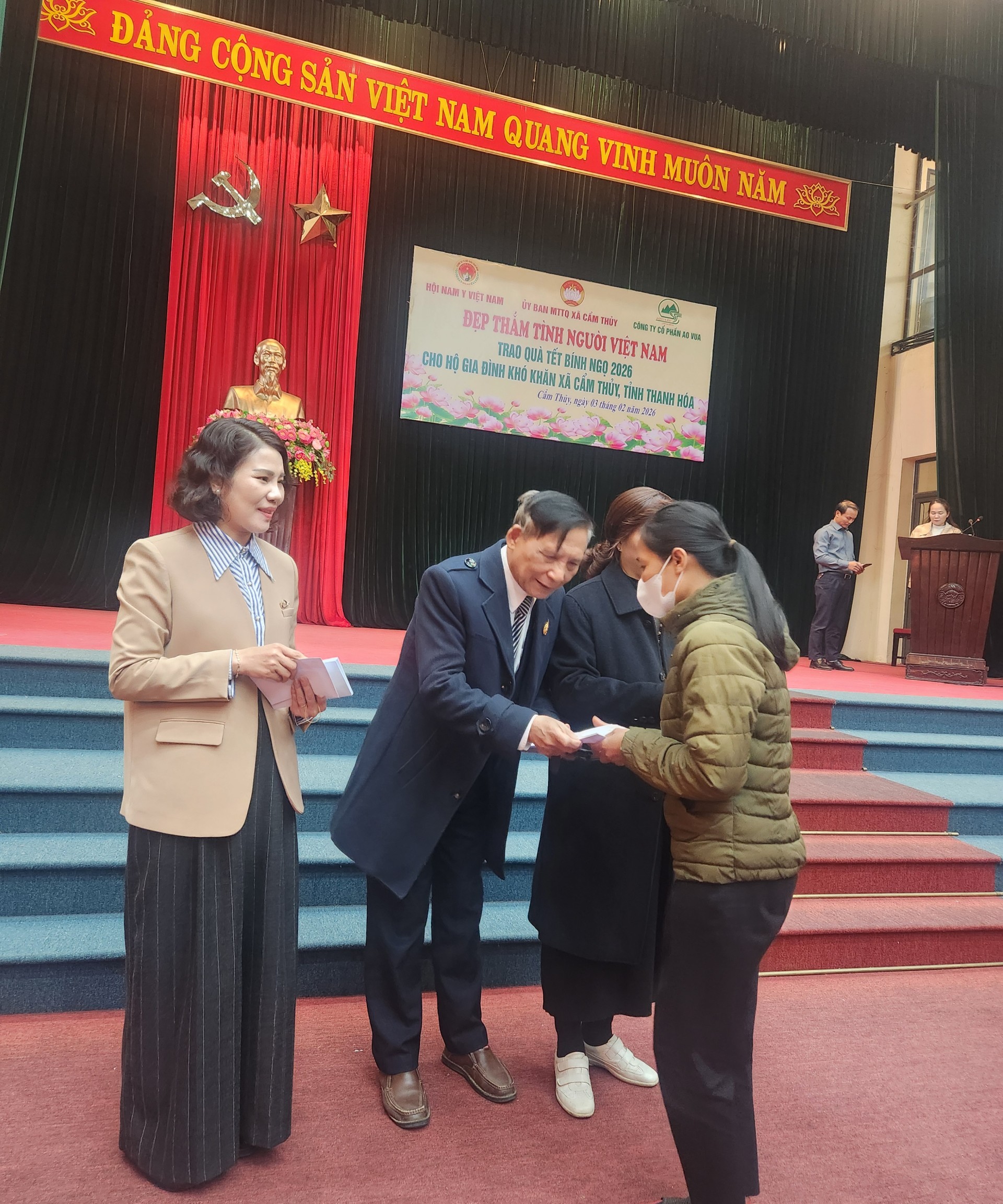 Hội Nam Y Việt Nam và Công ty CP Tập đoàn Ao Vua trao tặng 300 suất quà tết tại Cẩm Thủy  Thanh Hóa