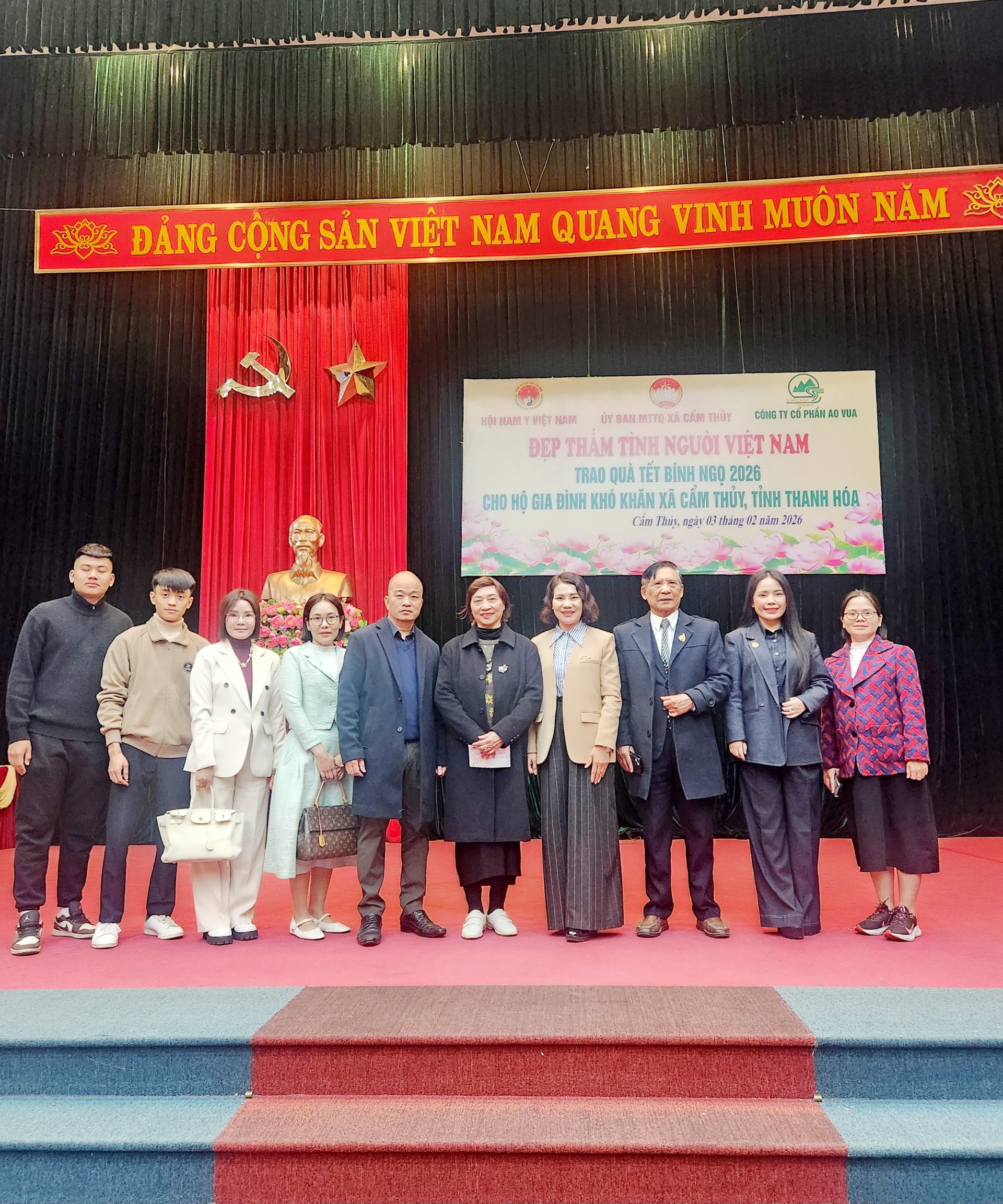 Hội Nam Y Việt Nam và Công ty CP Tập đoàn Ao Vua trao tặng 300 suất quà tết tại Cẩm Thủy  Thanh Hóa