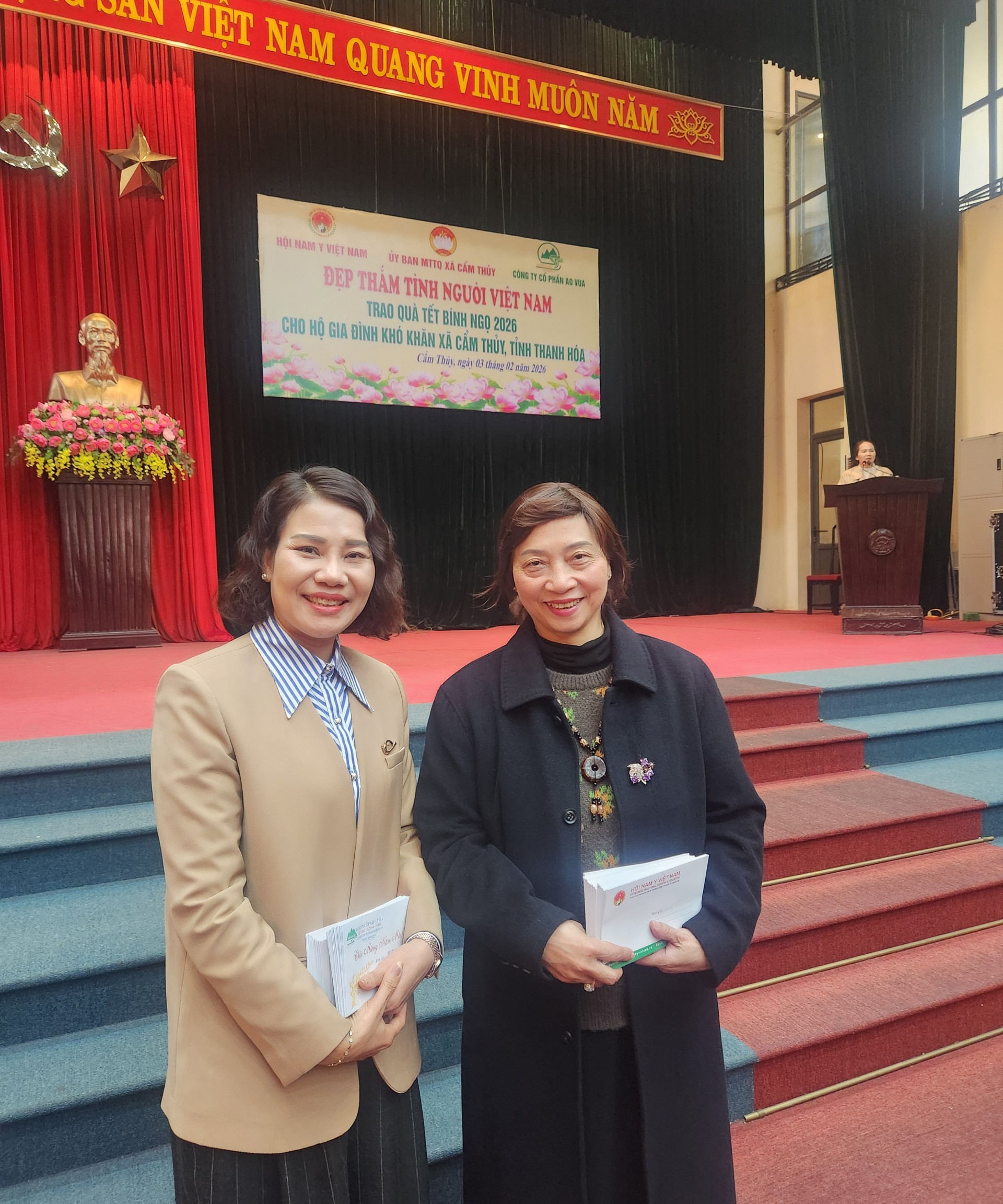 Hội Nam Y Việt Nam và Công ty CP Tập đoàn Ao Vua trao tặng 300 suất quà tết tại Cẩm Thủy  Thanh Hóa