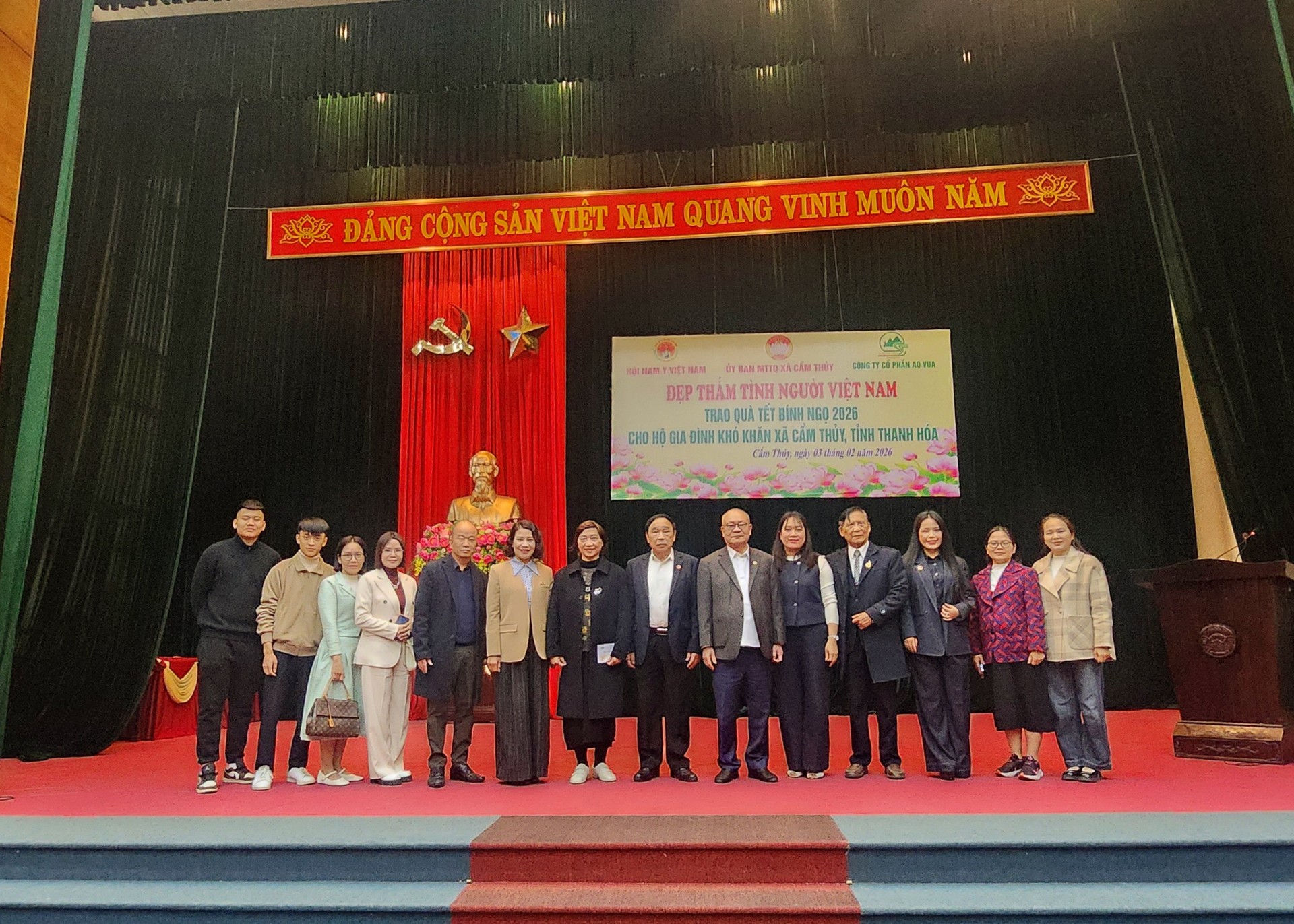 Hội Nam Y Việt Nam và Công ty CP Tập đoàn Ao Vua trao tặng 300 suất quà tết tại Cẩm Thủy  Thanh Hóa