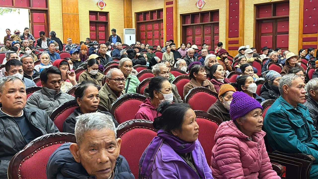 Hội Nam Y Việt Nam và Công ty CP Tập đoàn Ao Vua trao tặng 300 suất quà tết tại Cẩm Thủy  Thanh Hóa