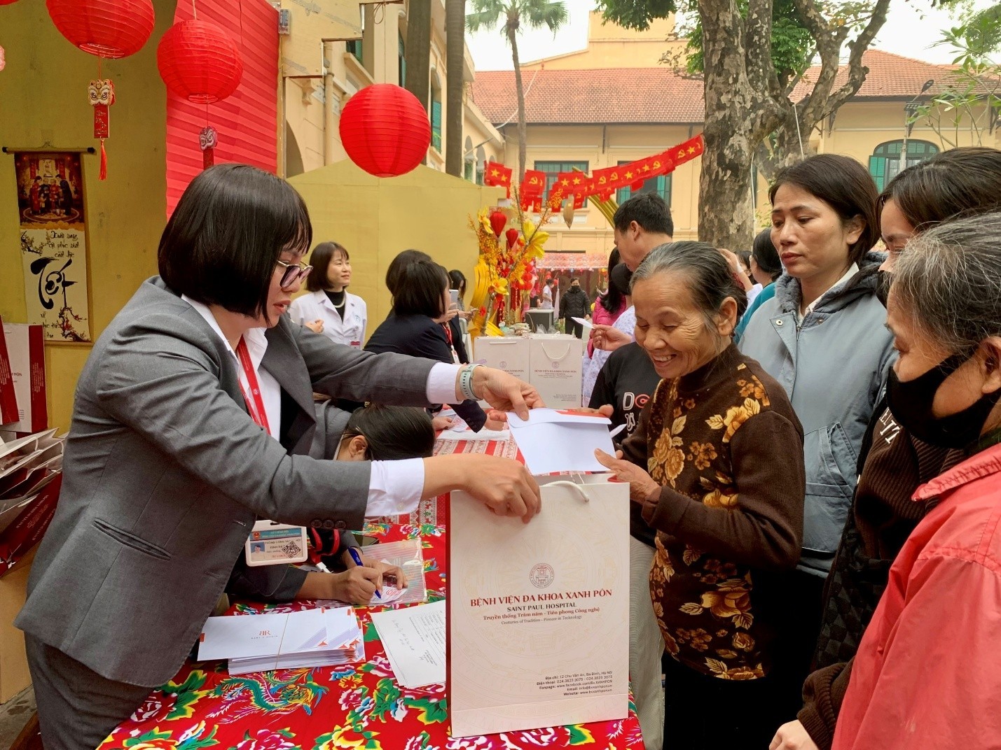 Đảng bộ bệnh viện đa khoa Xanh Pôn:  Lan tỏa nét đẹp văn hóa truyền thống qua chương trình “Tết sum vầy, Xuân dâng Đảng”