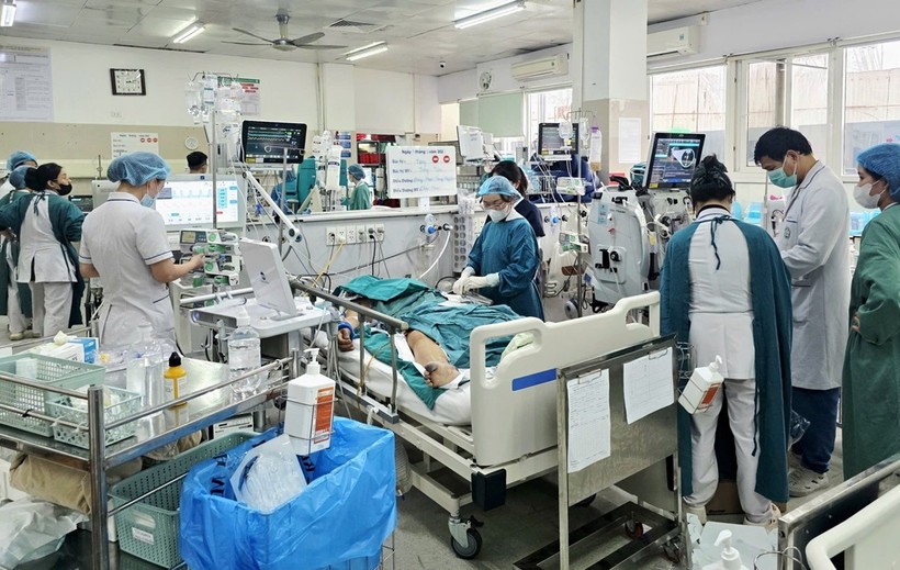 Bệnh nhân nằm cấp cứu tại Bệnh viện Bạch Mai.