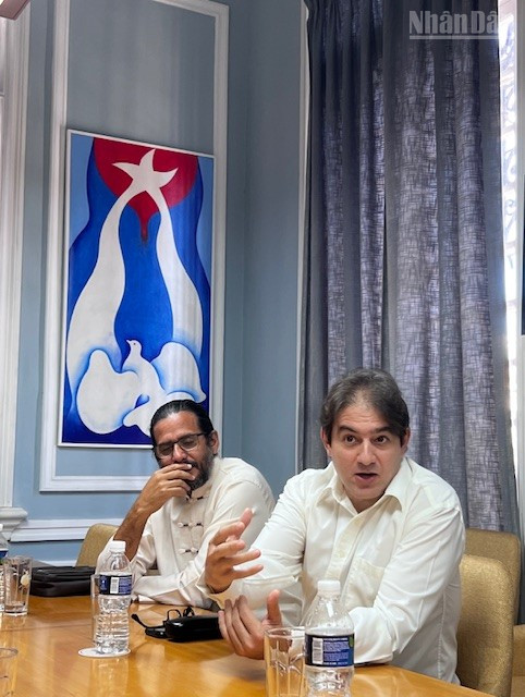 Vượt đại dương mang sách đến với các bạn Cuba Vượt đại dương mang sách đến với các bạn Cuba