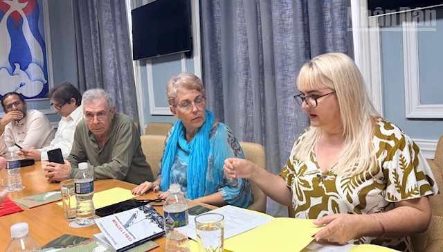 Vượt đại dương mang sách đến với các bạn Cuba Vượt đại dương mang sách đến với các bạn Cuba