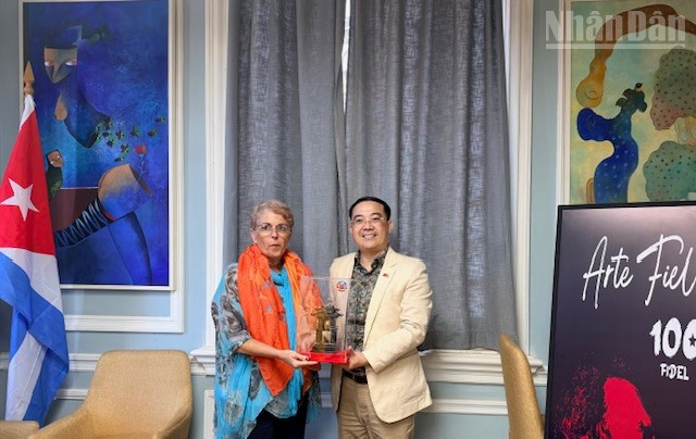 Vượt đại dương mang sách đến với các bạn Cuba Vượt đại dương mang sách đến với các bạn Cuba