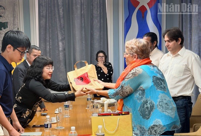 Vượt đại dương mang sách đến với các bạn Cuba Vượt đại dương mang sách đến với các bạn Cuba