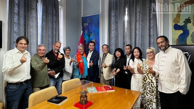 Vượt đại dương mang sách đến với các bạn Cuba Vượt đại dương mang sách đến với các bạn Cuba