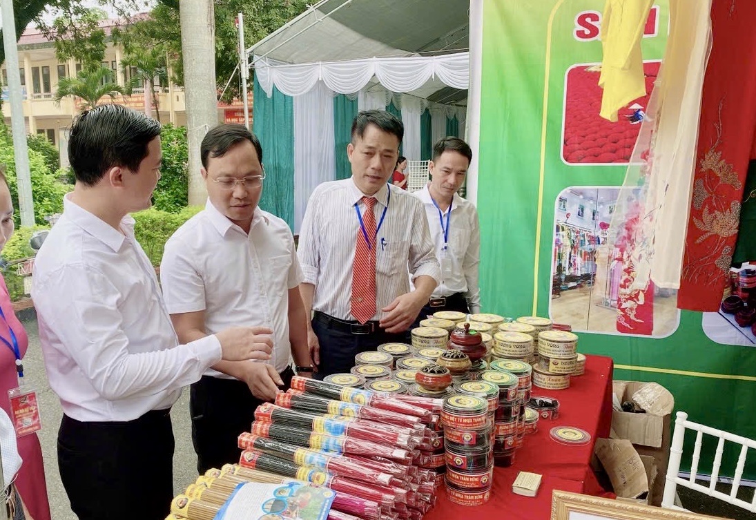 Giữ lửa làng nghề trong những ngày Xuân mới Giữ lửa làng nghề trong những ngày Xuân mới