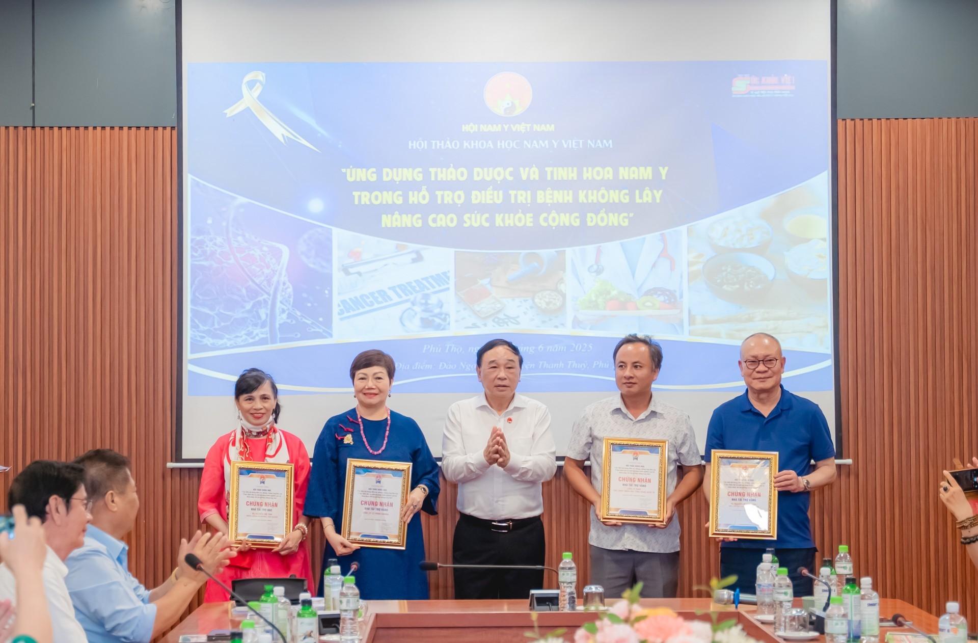 Hội thảo Khoa học về Nam Y: Đẩy mạnh ứng dụng thảo dược và các liệu pháp Nam Y trong hỗ trợ điều trị ung thư và nâng cao sức khỏe cộng đồng Hội thảo Khoa học về Nam Y: Đẩy mạnh ứng dụng thảo dược và các liệu pháp Nam Y trong hỗ trợ điều trị ung thư và nâng cao sức khỏe cộng đồng