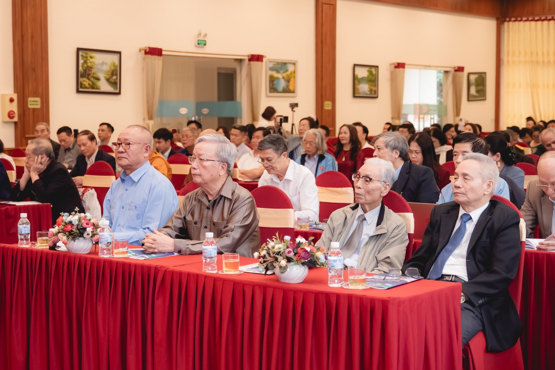 Hội thảo Khoa học về Nam Y: Đẩy mạnh ứng dụng thảo dược và các liệu pháp Nam Y trong hỗ trợ điều trị ung thư và nâng cao sức khỏe cộng đồng Hội thảo Khoa học về Nam Y: Đẩy mạnh ứng dụng thảo dược và các liệu pháp Nam Y trong hỗ trợ điều trị ung thư và nâng cao sức khỏe cộng đồng