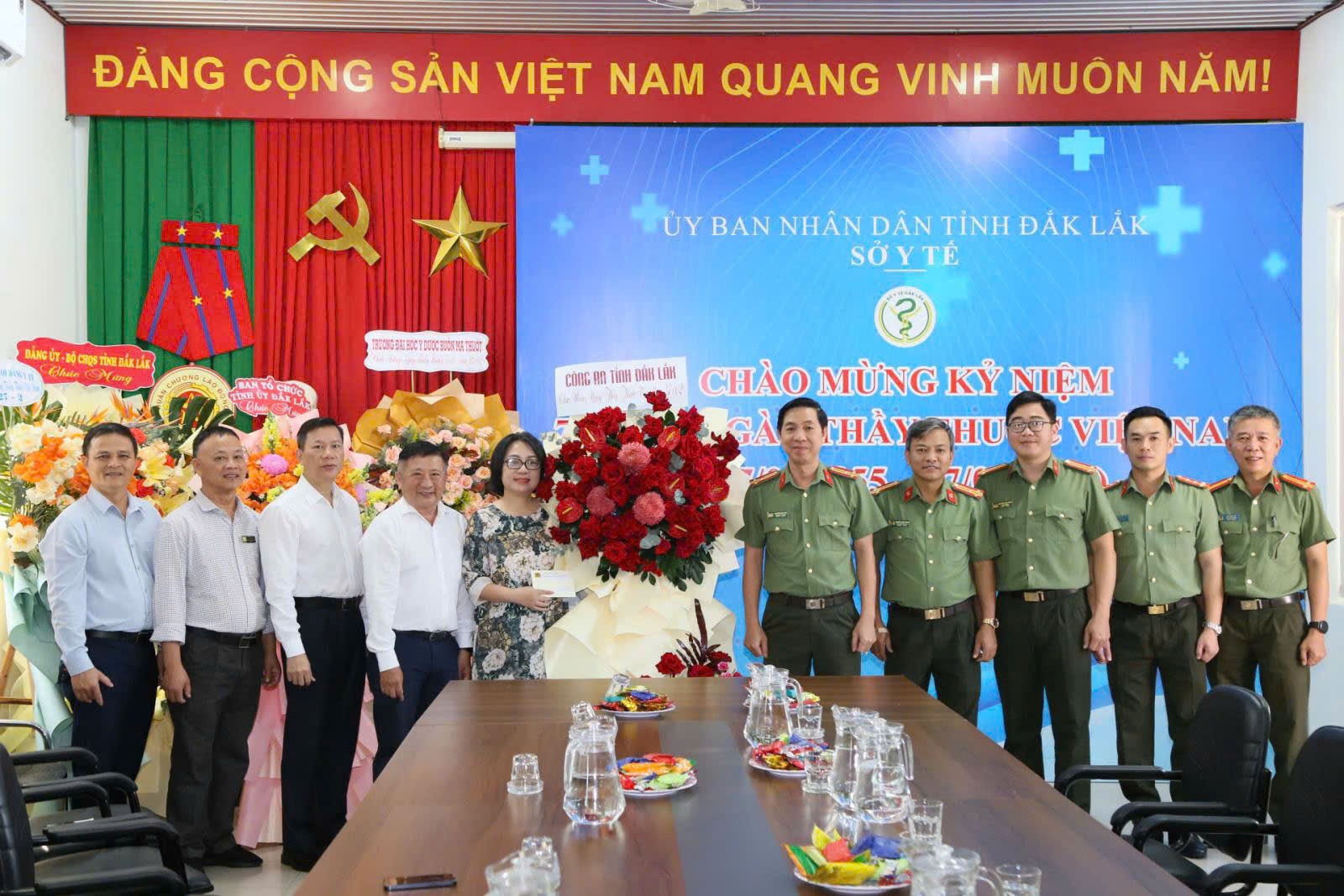 Lãnh đạo các đơn vị đến thăm, chúc mừng Sở Y tế nhân Ngày Thầy thuốc Việt Nam 27/2 Lãnh đạo các đơn vị đến thăm, chúc mừng Sở Y tế nhân Ngày Thầy thuốc Việt Nam 27/2