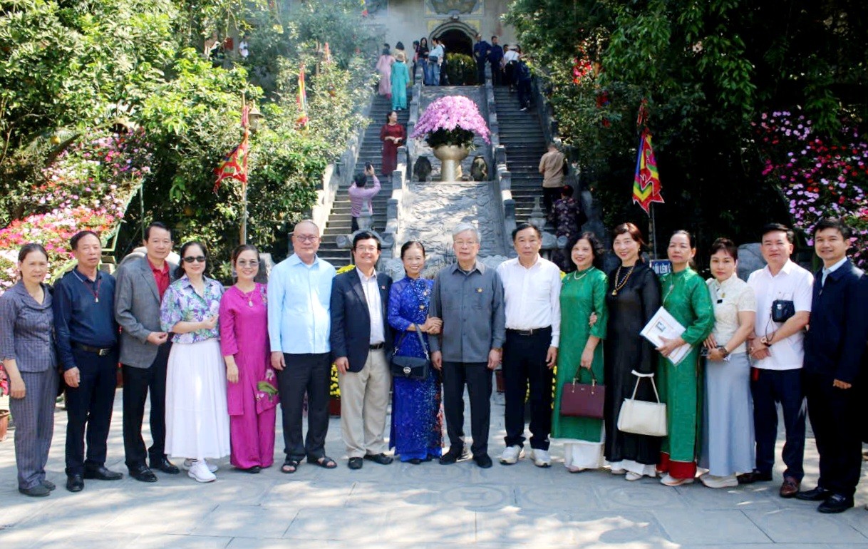 Khai Xuân Hội tụ: Liên minh các Hội Y tế và Công ty CP Ao Vua hướng về cội nguồn Tản Viên Sơn
