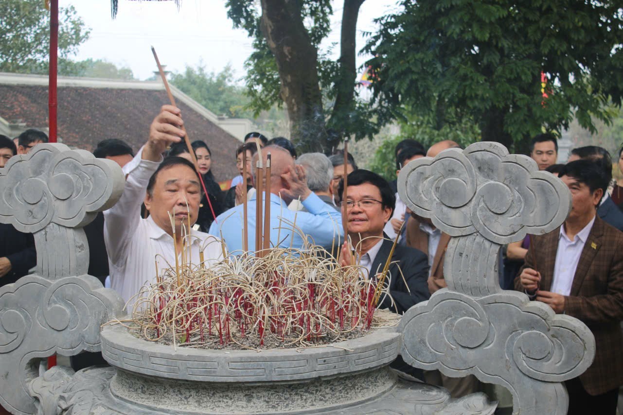 Khai Xuân Hội tụ: Liên minh các Hội Y tế và Công ty CP Ao Vua hướng về cội nguồn Tản Viên Sơn