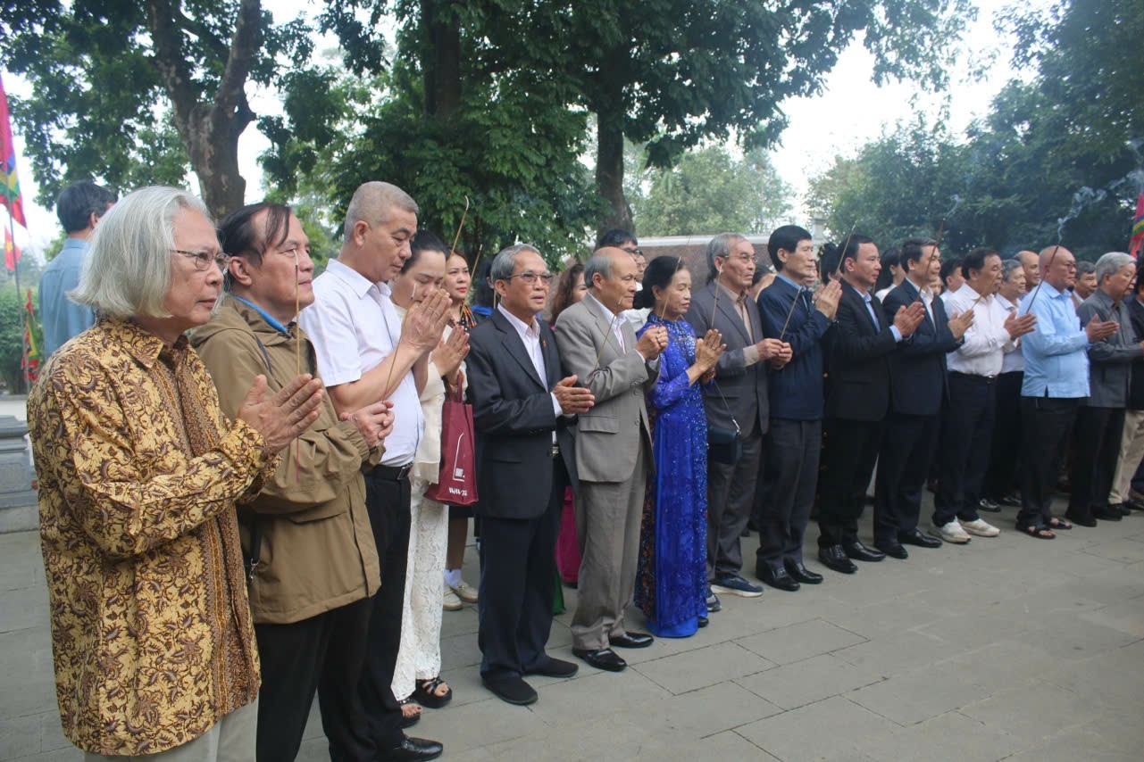 Khai Xuân Hội tụ: Liên minh các Hội Y tế và Công ty CP Ao Vua hướng về cội nguồn Tản Viên Sơn
