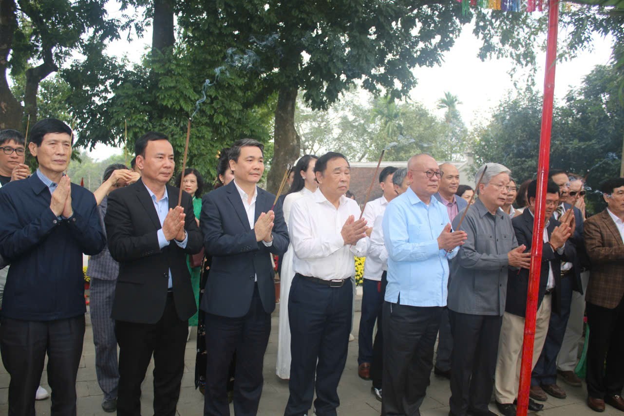 Khai Xuân Hội tụ: Liên minh các Hội Y tế và Công ty CP Ao Vua hướng về cội nguồn Tản Viên Sơn