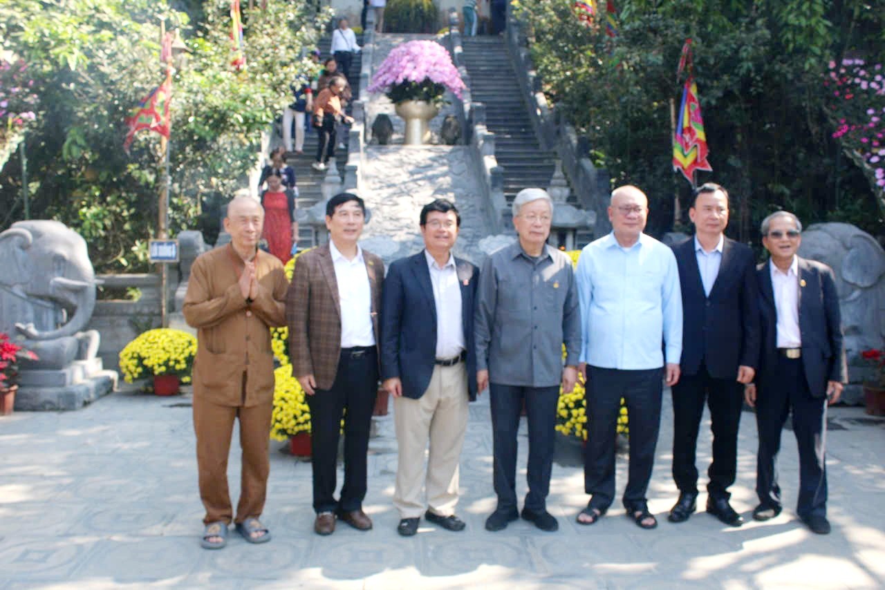 Khai Xuân Hội tụ: Liên minh các Hội Y tế và Công ty CP Ao Vua hướng về cội nguồn Tản Viên Sơn