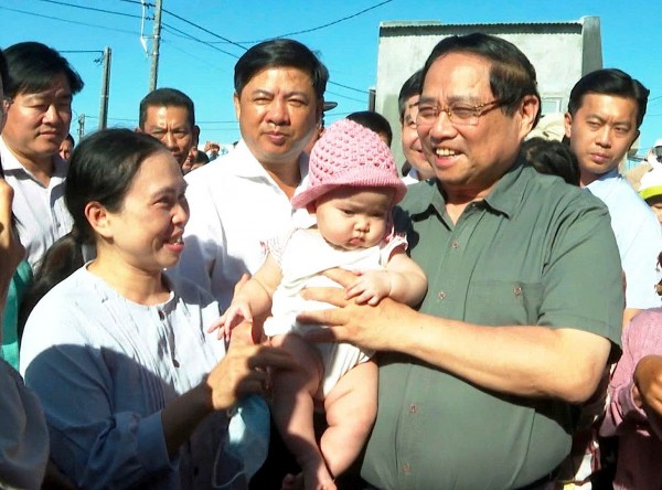 Thủ tướng Phạm Minh Chính thăm, tặng quà người dân Khu tái định cư Quảng Đức