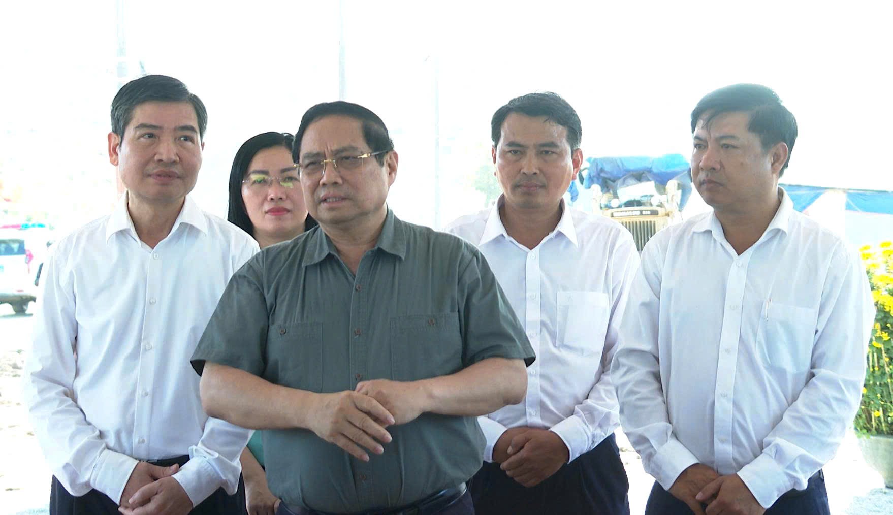 Thủ tướng Phạm Minh Chính thăm, tặng quà người dân Khu tái định cư Quảng Đức