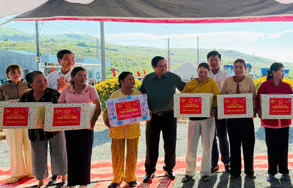 Thủ tướng Phạm Minh Chính thăm, tặng quà người dân Khu tái định cư Quảng Đức