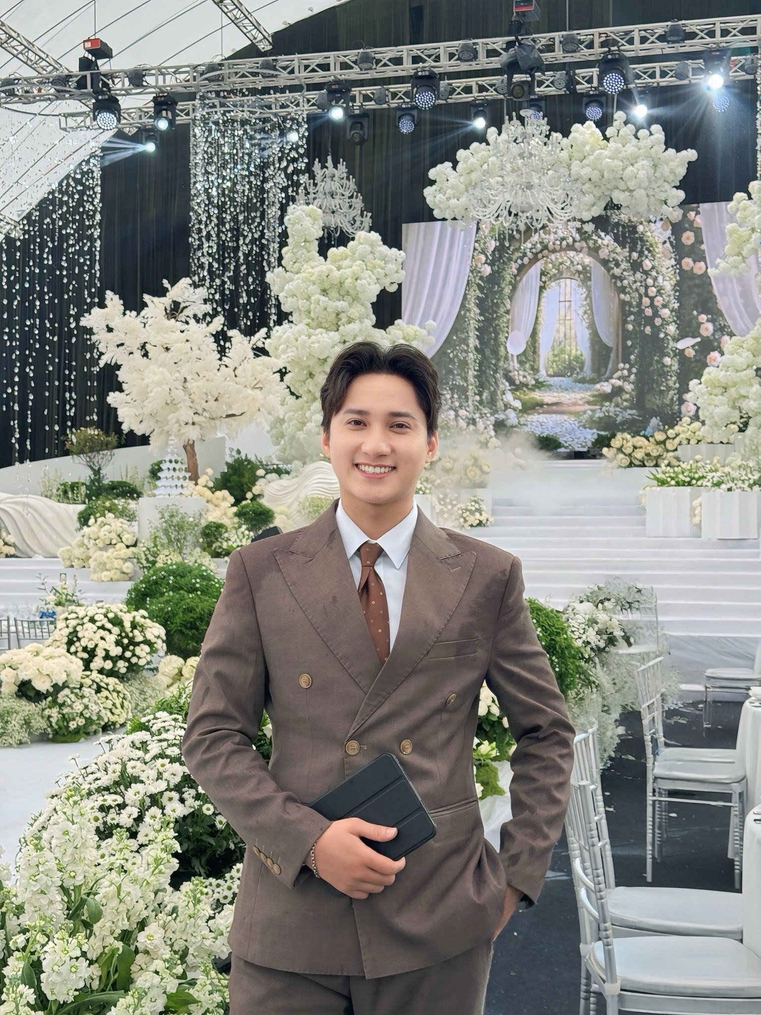 MC Đặng Tiến Đông: Không nên chạy theo hào quang nhất thời, mình nên xây giá trị bền vững để phát triển công việc