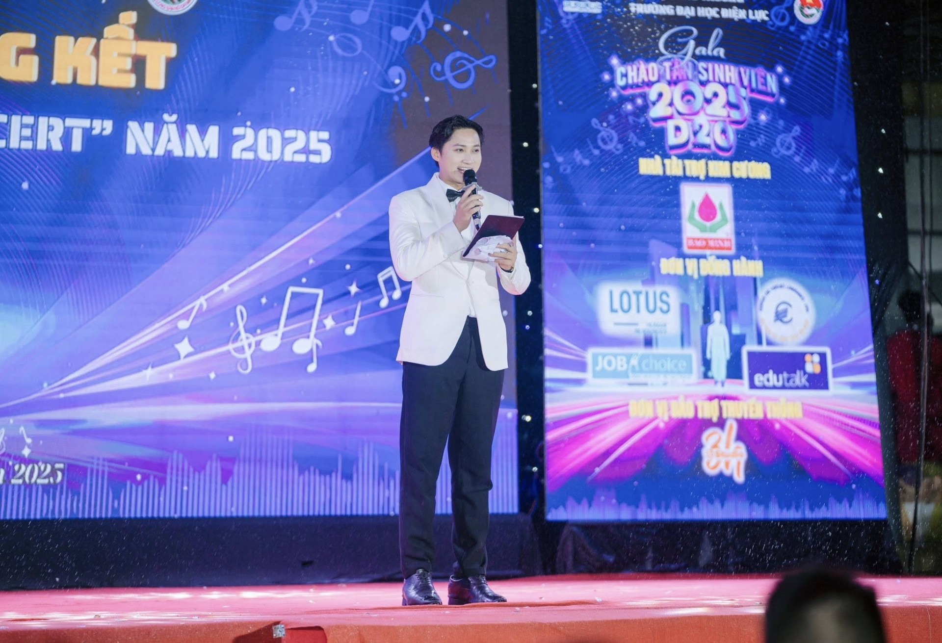 MC Đặng Tiến Đông: Không nên chạy theo hào quang nhất thời, mình nên xây giá trị bền vững để phát triển công việc