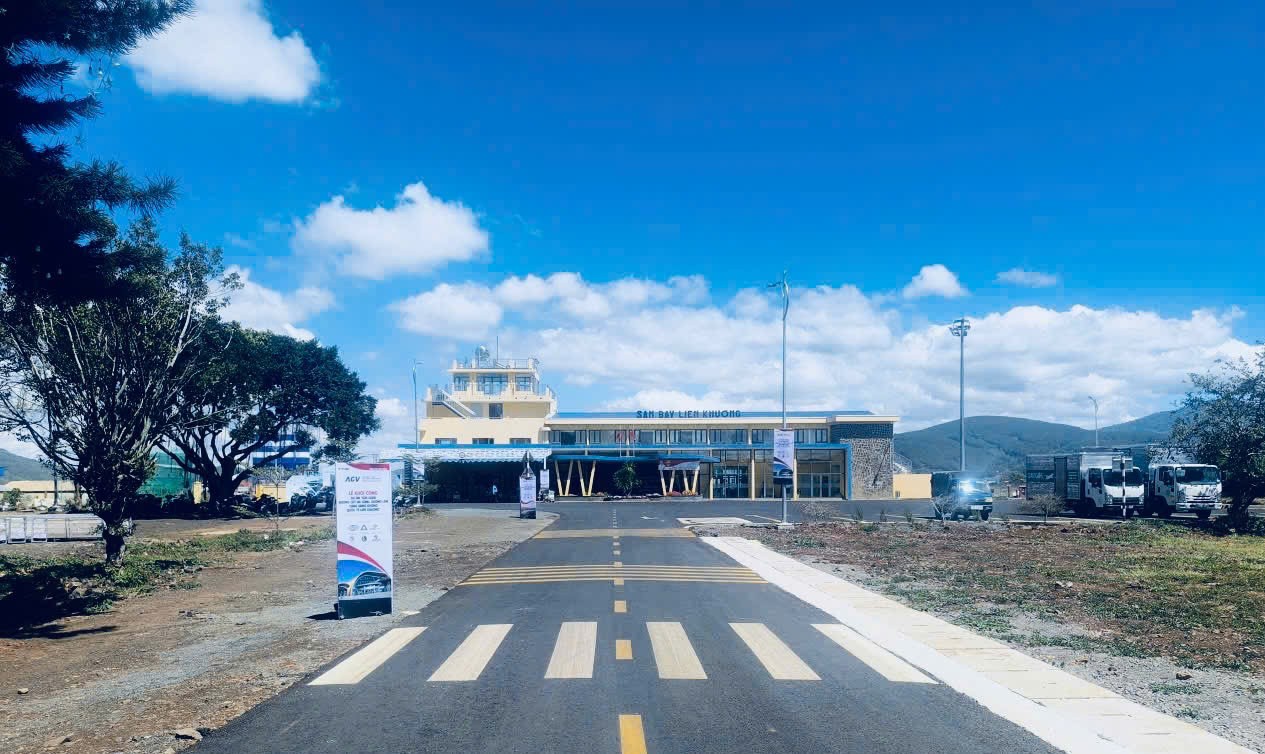 Lâm Đồng: Duy trì thu hút khách du lịch trong thời gian Cảng hàng không quốc tế Liên Khương tạm đóng cửa Lâm Đồng: Duy trì thu hút khách du lịch trong thời gian Cảng hàng không quốc tế Liên Khương tạm đóng cửa