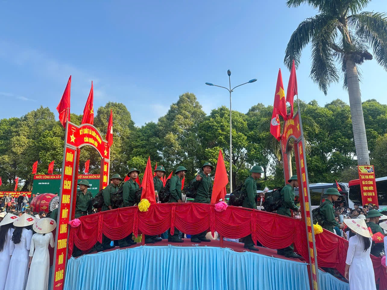 Trung đoàn Thông 29 nhận 150 tân binh tại 4 xã của tỉnh Đắk Lắk Trung đoàn Thông 29 nhận 150 tân binh tại 4 xã của tỉnh Đắk Lắk