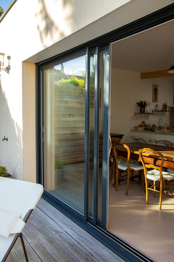 Việc chọn cửa ảnh hưởng thế nào đến hóa đơn tiền điện mùa nóng?