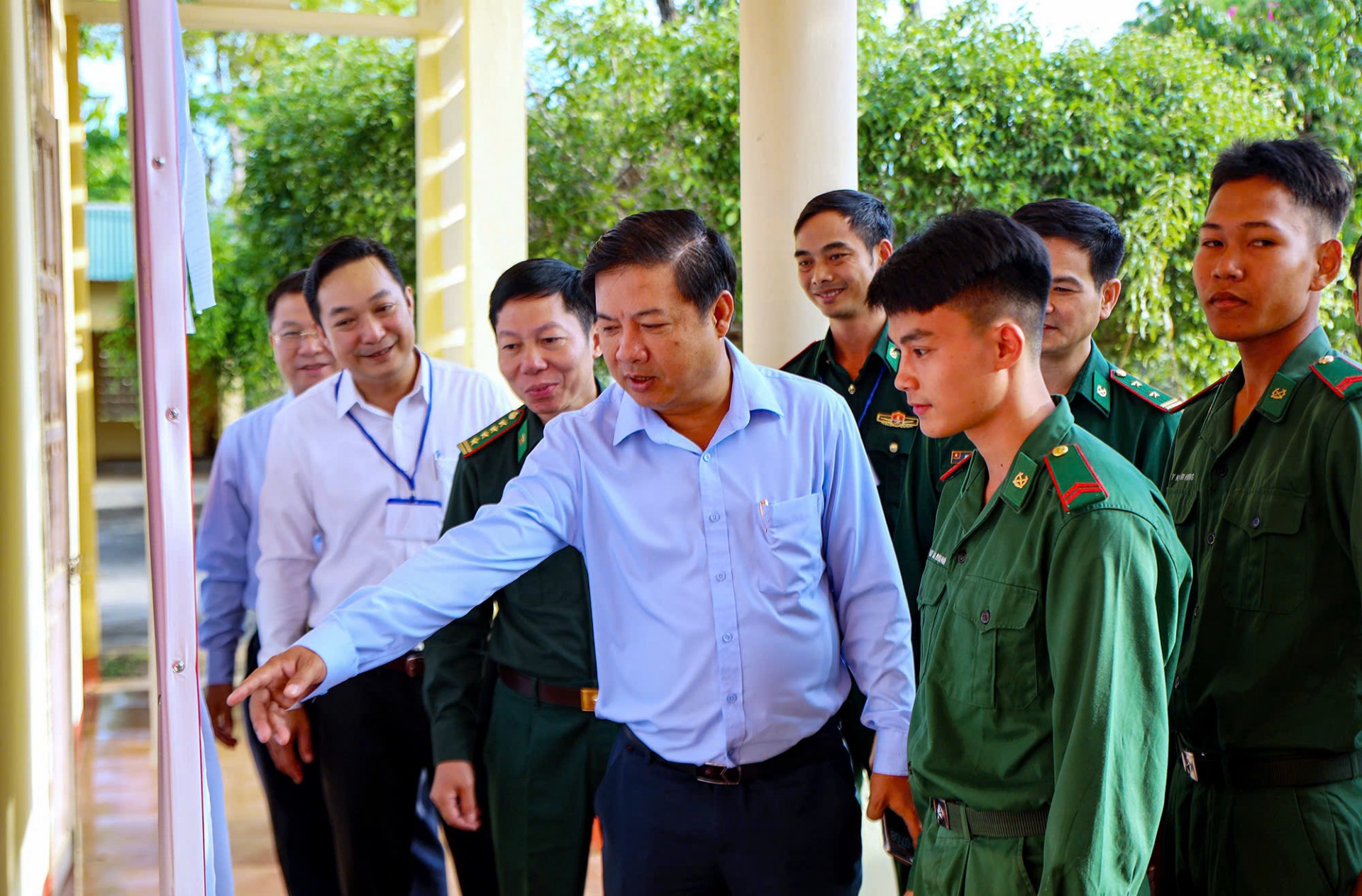 Đắk Lắk: Lực lượng vũ trang tham gia bầu cử sớm, sẵn sàng bảo vệ ngày hội toàn dân Đắk Lắk: Lực lượng vũ trang tham gia bầu cử sớm, sẵn sàng bảo vệ ngày hội toàn dân