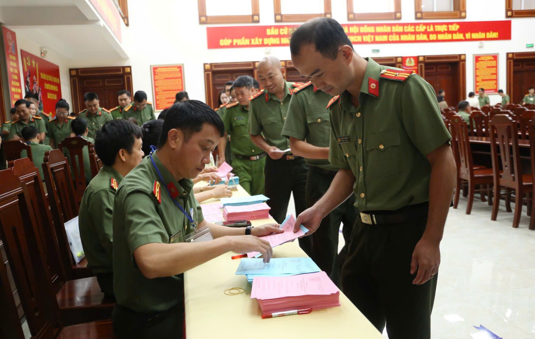 Đắk Lắk: Lực lượng vũ trang tham gia bầu cử sớm, sẵn sàng bảo vệ ngày hội toàn dân Đắk Lắk: Lực lượng vũ trang tham gia bầu cử sớm, sẵn sàng bảo vệ ngày hội toàn dân